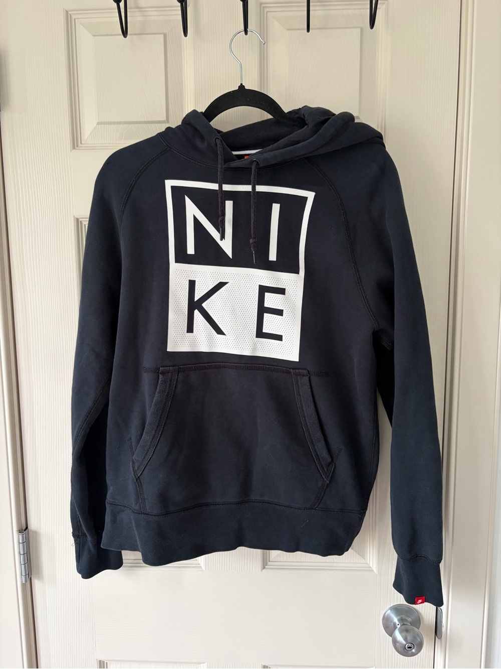 🌹 NIKE - Men’s Small Fitting Black White Hoodie